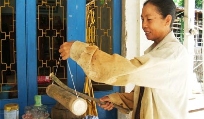 Mõ tre báo động của bà Huỳnh Thị Trâm, một người dân ở ấp Mỹ Phú, xã Long Khánh.