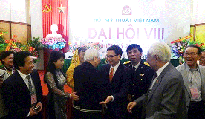 Phó Thủ tướng Chính phủ Vũ Đức Đam trò chuyện với các hội viên Hội Mỹ thuật Việt Nam tại Đại hội. Ảnh: HN