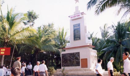 Về nguồn tại “Bia chiến thắng “Bảy dũng sĩ xóm Ao”.