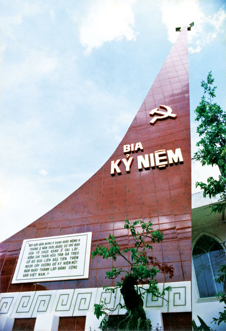 Bia kỷ niệm lá cờ Đảng xuất hiện vào năm 1931 tại thị trấn Cai Lậy.