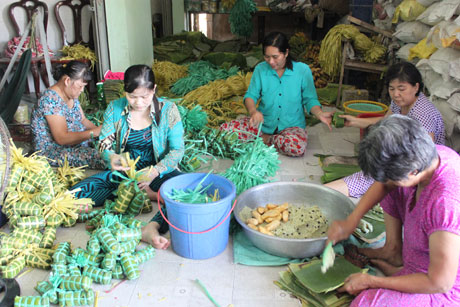 Nhộn nhịp gói bánh tét tại làng nghề bún bánh hủ tiếu Mỹ Tho, xã Mỹ phong, TP. Mỹ Tho.