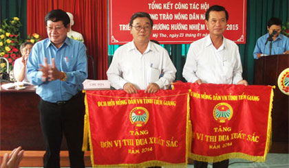 Hội Nông dân tỉnh tặng Cờ đơn vị thi đua xuất sắc năm 2014 cho Hội Nông dân huyện Gò Công Đông và huyện Cai Lậy.