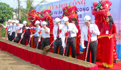 Lãnh đạo Tỉnh ủy, HĐND, UBND tỉnh, các sở, ngành tỉnh và các địa phương thực hiện nghi thức lễ động thổ.