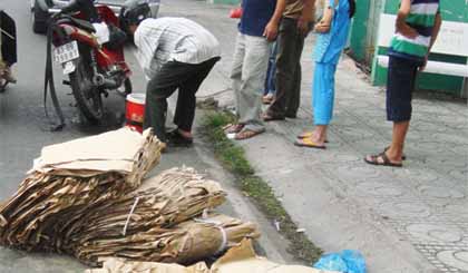 Người chở giấy tạt nước làm nguội pô xe.