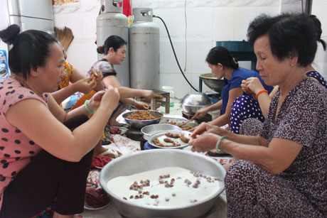 Cơ sở sản xuất kẹo me của chị Hồ Thị Thu Thảo, TX. Cai Lậy.