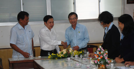 1. Bí thư Tỉnh ủy trao quà chúc mừng Công ty Cổ phần Dược phẩm Tipharco.