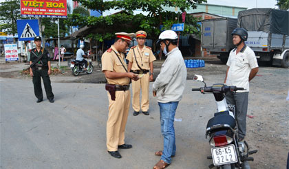 Lực lượng CSGT làm nhiệm vụ trên QL1. 