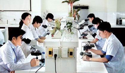 Sinh viên Trường ĐHTG trong giờ thực hành (Ảnh do nhà trường cung cấp).