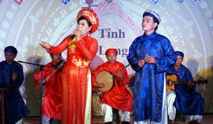 Ban đờn ca tài tử Tiền Giang trên sân khấu liên hoan.