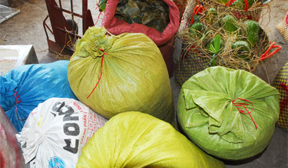 6 bao lá mãng cầu khô trước khi chuyển về Bình Dương.