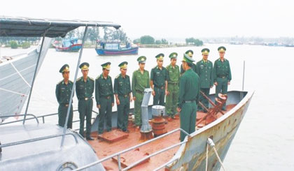 Cán bộ, chiến sĩ Hải đội Biên phòng 2 quán triệt nhiệm vụ.