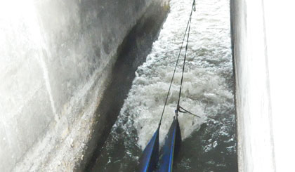 Bơm chuyền tạo nguồn nước cho kinh nội đồng để nông dân bơm lên ruộng tại xã Đồng Sơn (huyện Gò Công Tây).