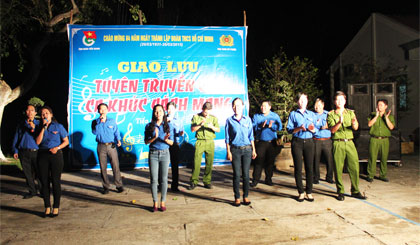 Giao lưu tuyên truyền các ca khúc cách mạng.