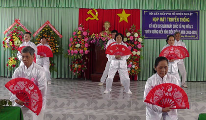 Một tiết mục biểu diễn của CLB Thể dục dưỡng sinh xã Ngũ Hiệp.