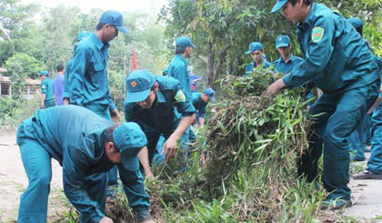 Lực lượng Dân quân chung sức xây dựng nông thôn mới.