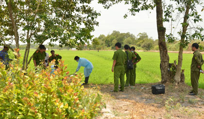  Cơ quan điều tra khám nghiệm hiện trường.