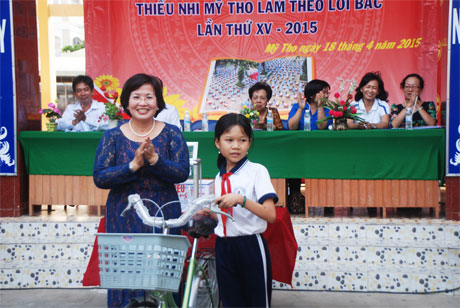 Bà Trần Thị Quý Mão, Phó Giám đốc Sở GD-ĐT trao quà cho trại sinh may mắn nhất.