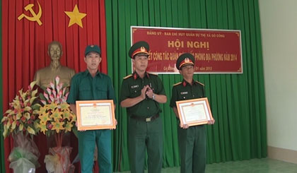 Anh Phạm Ngô Tuấn Tú, Chỉ huy trưởng Ban CHQS phường 5, TX. Gò Công (bìa trái) thay mặt đơn vị nhận danh hiệu “Đơn vị Quyết thắng” năm 2014.