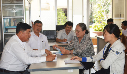 các Luật sư của Hội Luật gia tỉnh tư vấn pháp luật, trợ giúp pháp lý cho người dân. Ảnh: HỮU NGHỊ 