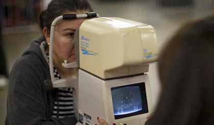 Kiểm tra nhãn áp cho một bệnh nhân. (Nguồn: Reuters)