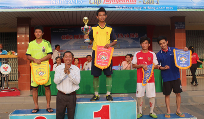 Ông Nguyễn Ngọc Minh, Giám đốc Sở Văn hóa, Thể thao và Du lịch khen thưởng các VĐV đạt thành tích.