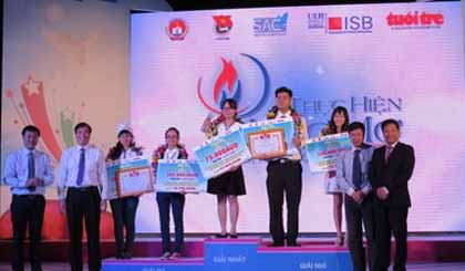 Trao giải cuộc thi cho các thí sinh.