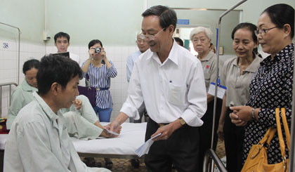 Trao quà cho bệnh nhân nghèo tại Bệnh viện Đa khoa Cai Lậy.