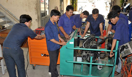 Dù các trường cao đẳng nghề thực hiện nhiều giải pháp nhưng vẫn không tuyển đủ chỉ tiêu (ảnh chụp học viên Trường CĐN Tiền Giang trong giờ thực hành).