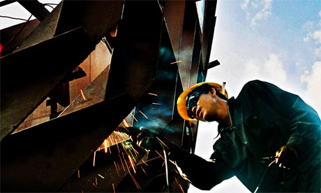 Công nhân đóng xà lan trong KCN Mỹ Tho.