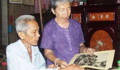 Ông Lê Văn Tây bên bộ sưu tập ảnh Bác.