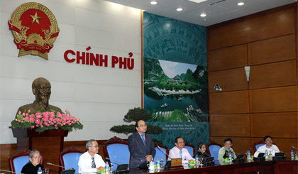 Phó Thủ tướng Nguyễn Xuân Phúc yêu cầu tỉnh Tiền Giang tiếp tục quan tâm, chăm lo hơn nữa đến đời sống của các Mẹ Việt Nam Anh hùng và gia đình có công với cách mạng. Ảnh: VGP/Lê Sơn