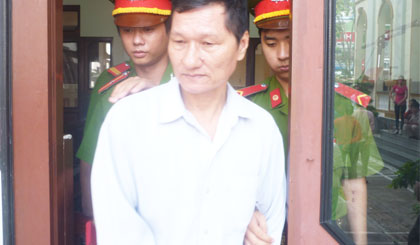 Bị cáo Liên bị áp giải về Trại tạm giam sau khi phiên tòa kết thúc.