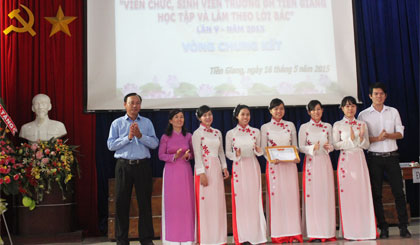 Trao giải nhất cho đội Phòng Tài vụ.