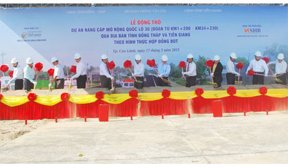 Thực hiện nghi thức động thổ.