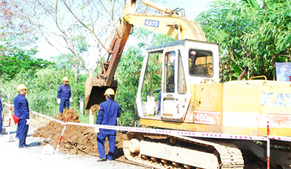 Công nhân đang đẩy nhanh tiến độ thi công tuyến ống tiếp nhận nước.