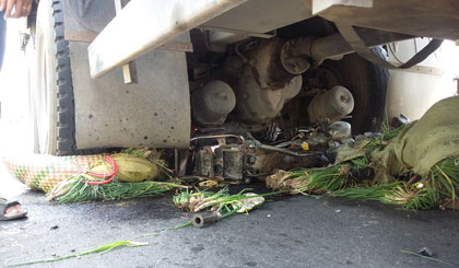 Xe bị cuốn vào gầm xe tải.