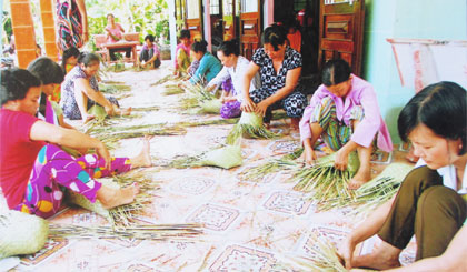 Tổ Liên kết phụ nữ đương đệm bàng, một hình thức tạo việc làm lúc nhàn rỗi, tăng thu nhập, giảm nghèo.