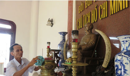 Chăm sóc Phủ thờ Bác Hồ là công việc thường xuyên của ông Trường.