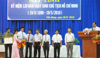 Các tác giả nhận giải thưởng của Cuộc thi Sáng tác tác phẩm văn học, nghệ thuật, báo chí về chủ đề “Học tập và làm theo tấm gương đạo đức Hồ Chí Minh”.