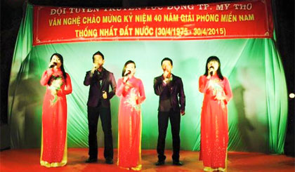 Một tiết mục văn nghệ chào mừng kỷ niệm 40 năm Ngày miền Nam hoàn toàn giải phóng. 