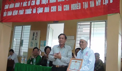 Ông ngô văn sáu, Bí thư huyện ủy tặng giấy khen cho tập the y bác sĩ đoàn tư thiện.