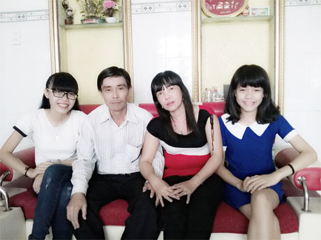 Vợ chồng anh Cảnh - chị Nga luôn là tấm gương để 2 cô con gái noi theo.