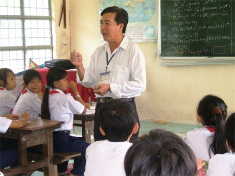 Thầy Nguyễn Văn Hoàng trong một tiết dạy.