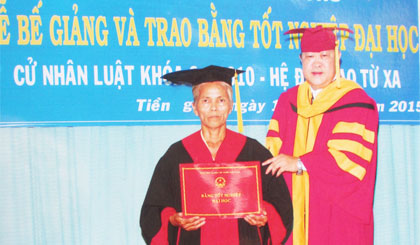 Thầy Hà Thanh Toàn, Hiệu trưởng Trường Đại học Cần Thơ trao Bằng Cử nhân Luật cho bà Phạm Thị Kim Hoa.