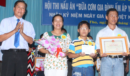 Ông Nguyễn Văn Vững trao giải nhất.