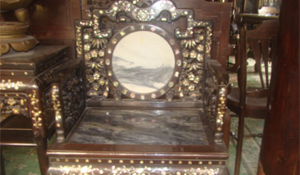 Ghế mặt cẩm thạch chạm cẩn ốc xà cừ.