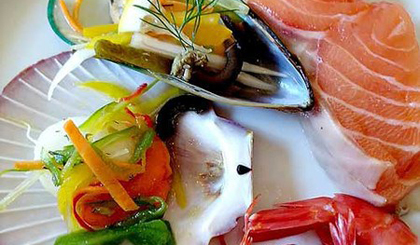 Khi bị nổi mề đay cần kiêng các thức ăn hải sản giàu đạm như: sò, tôm, cá...