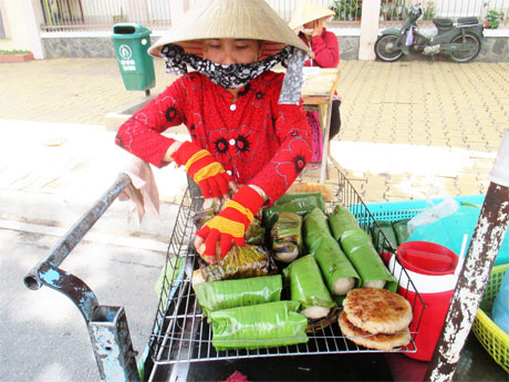 Chị bán hàng vẫn hàng ngày đẩy xe chuối, xôi nướng bán khắp các tuyến đường trong TP. Mỹ Tho. Chị cho biết, trước đây ít người bán, bây giờ có nhiều người bán quá nên làm ăn chỉ đủ sống, không dư dả như trước nữa. Vì không nghề nghiệp nên chị phải đeo nghề này để mưu sinh và lo cho con ăn học.