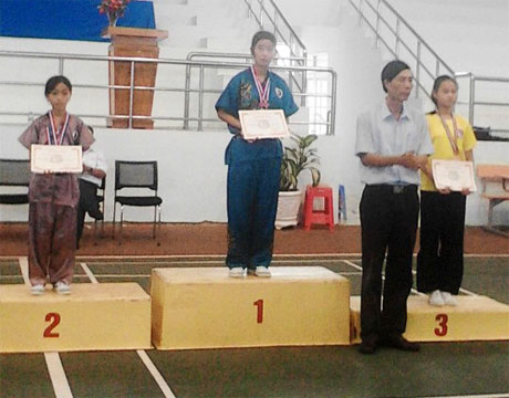 Võ sĩ Nguyễn Thị Mỹ Duyên nhận HCV tại Giải Cúp Wushu.