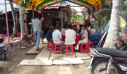 Người thân tổ chức đám tang cho nạn nhân.